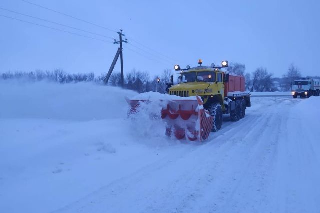Тяжелая техника облспаса расчистила от снега дороги к селам нового Саратова