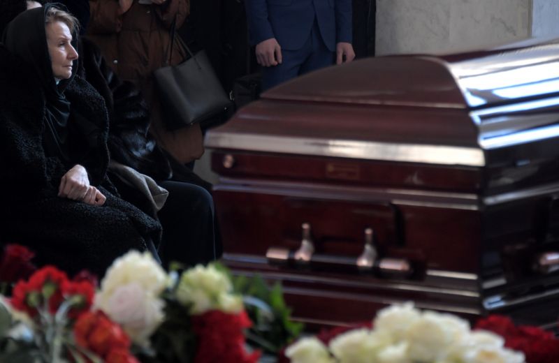 Мать Михаила Зеленского Ирина в похоронном доме «Троекурово» во время церемонии прощания с телеведущим Михаилом Зеленским