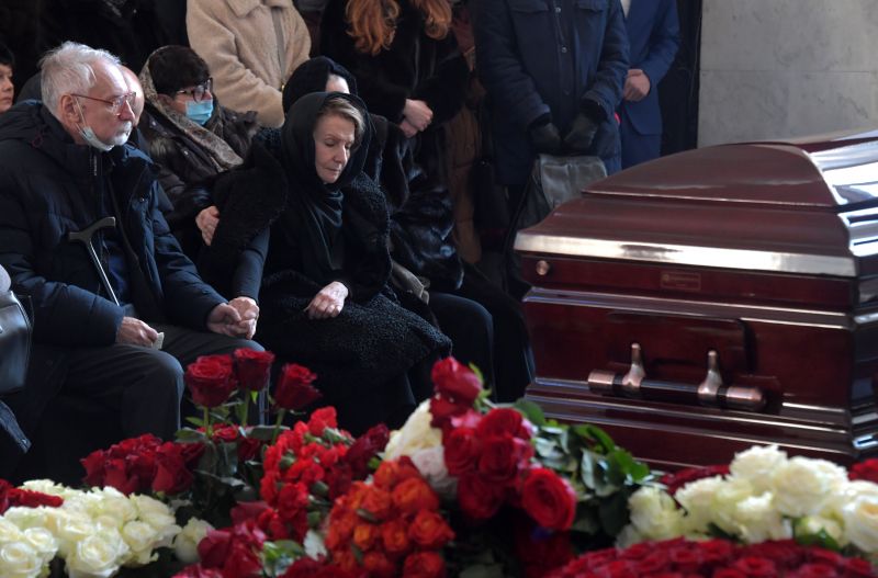 Родители Михаила Зеленского Владимир (слева) и Ирина (в центре) в похоронном доме «Троекурово» во время церемонии прощания с телеведущим Михаилом Зеленским