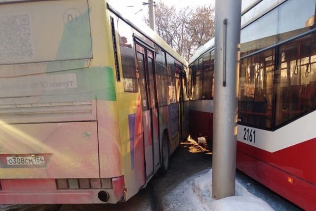 В Новосибирске пассажирский автобус врезался в трамвай