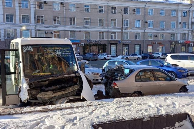 В соцсетях появилось видео с массовой аварией в Омске