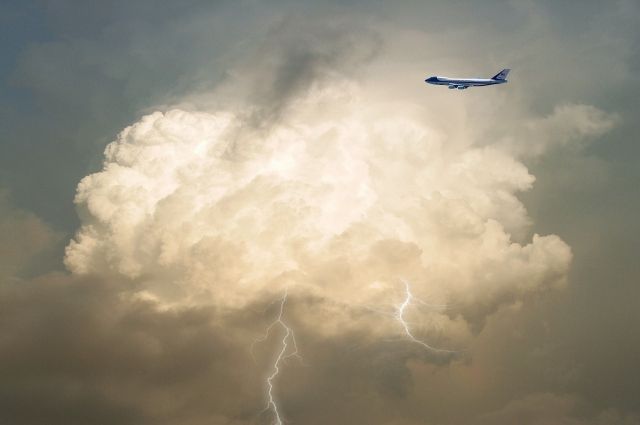 Пассажирка рейса Сочи-Самара сняла момент удара молнии в самолет