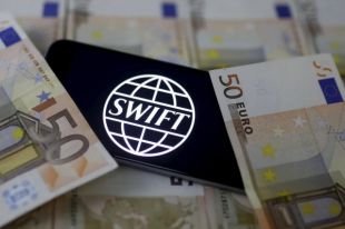 Вопрос отключения России от системы SWIFT не снят с повестки дня, — Псаки