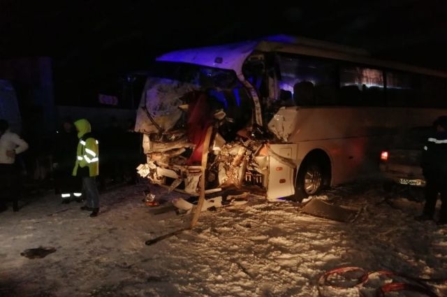 В Татарстане рейсовый автобус врезался в грузовик