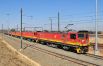 Железнодорожная линия по перевозке руды в ЮАР составляет более 800 километров. Введённая в эксплуатацию в середине 70-х она проходит от рудных шахт Сишена на севере до порта Салдана на западе. Дорогу не используют для перевозки людей, по ней транспортируют только железорудные полезные ископаемые. Это одноколейная дорога с десятками развязок для поездов. Сначала вагоны на этой линии тянули электрические локомотивы, железнодорожный состав состоял из 210 единиц подвижного состава грузоподъемностью 80 тонн каждый. Потом число вагонов было увеличено до 342. Суммарная длина поезда – 3,78 километров