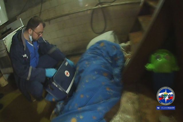 В Новосибирске женщина упала с лестницы в подвал и сломала рёбра