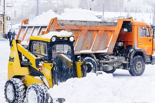 В Оренбурге снег вывозят на необорудованные по нормативам площадки. 