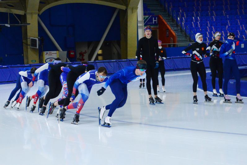 Сборная России по конькобежному спорту приступила к тренировкам в Иркутске.