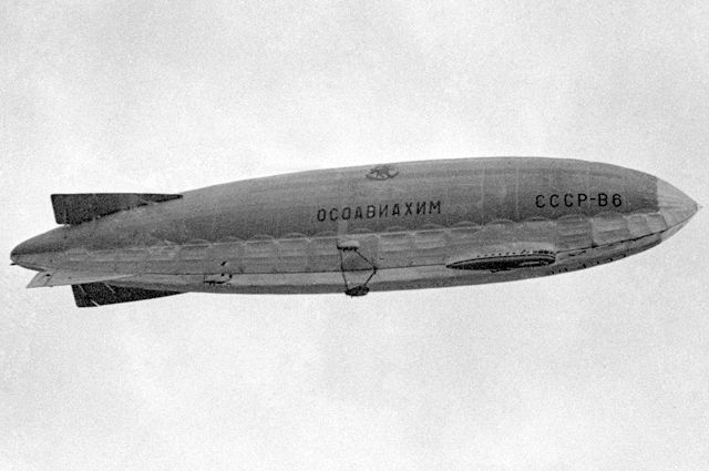 Дирижабль «СССР-В6 Осоавиахим» (Общество содействия обороне, авиационному и химическому строительству) в полете над Москвой.