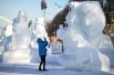 Снежные скульптуры на Пушкинской набережной в парке Горького, где проходит международный фестиваль ледяных и снежных скульптур «Снег и лёд»