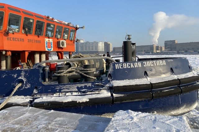 Ледокол «Невская застава» разбил лед на главной реке Петербурга