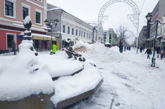 20 января снегопадов в городе не было, но на казанском Арбате до сих пор горы снега. 