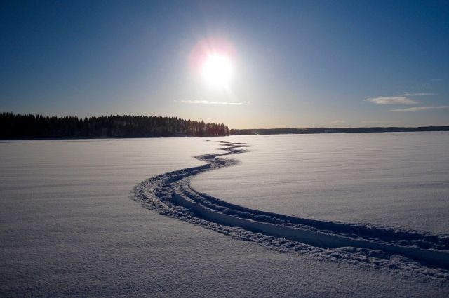 На Ямале развернули спецоперацию по спасению снегоходчиков в тундре