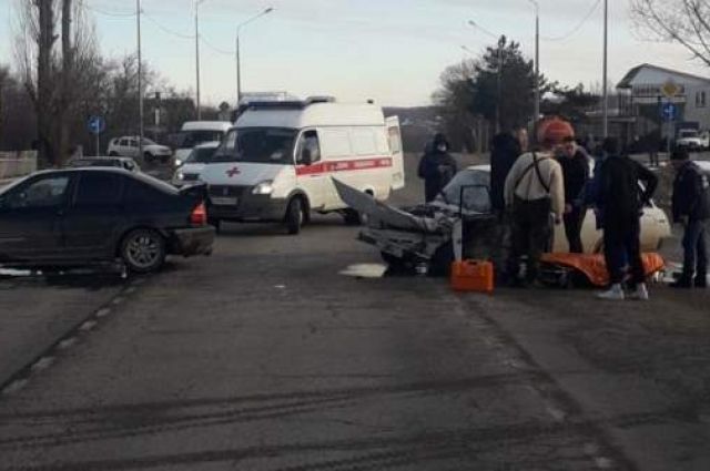 В ДТП с «БМВ» на трассе в Краснодарском крае пострадали два человека