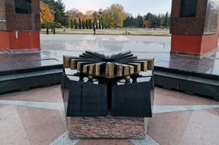 Подача природного газа к Вечному огню в Кишиневе отключена в связи с энергокризисом.