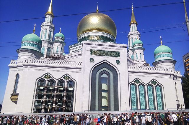 Авторам откровенного фото на фоне мечети в Москве предъявлено обвинение