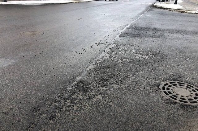 В оренбурге идёт ремонт дорог с помощью асфальтобетонной смеси
