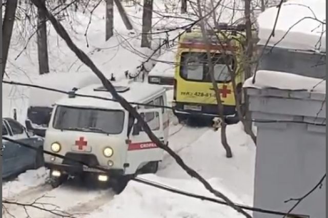 Машина скорой помощи снова застряла в снегу в Нижнем Новгороде