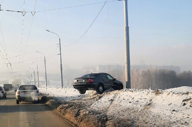 Mercedes повис на краю Октябрьского моста в Новосибирске