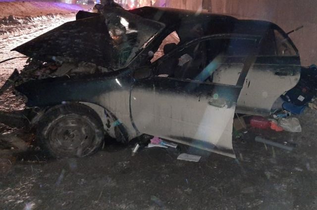 Водитель Toyota Carina погиб при наезде на столб в Новосибирске
