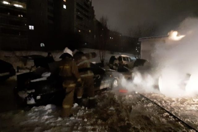 В Екатеринбурге на парковке сгорели четыре машины