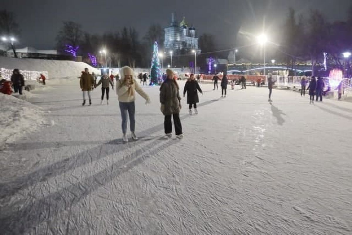 Закроют ли в декабре. Каток финский парк Псков. Каток Псков финский пара. Каток Саратов. Каток в финском парке Псков.