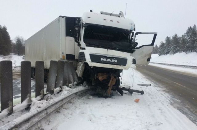На трассе в Самарской области грузовик протаранил разделительный барьер