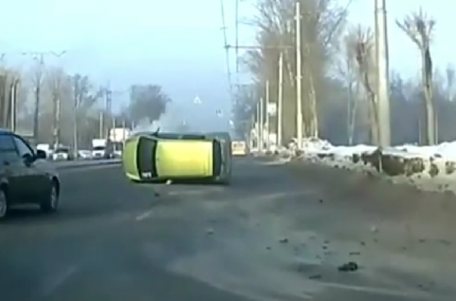 Видео с перевернувшимся на дороге Chevrolet опубликовано в Новосибирске