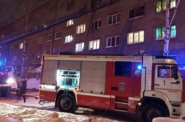 В Ижевске загорелась пятиэтажка, эвакуировали более 40 человек