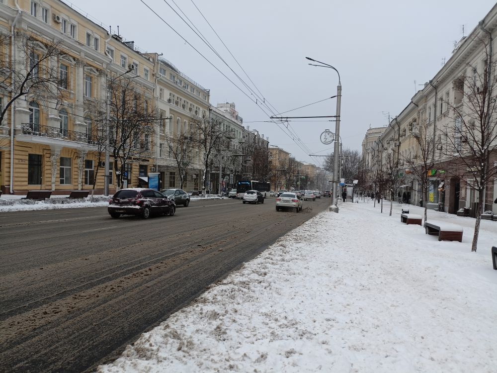 Около 1,6 тыс. тонн снега вывезли за ночь коммунальщики с ростовских улиц.