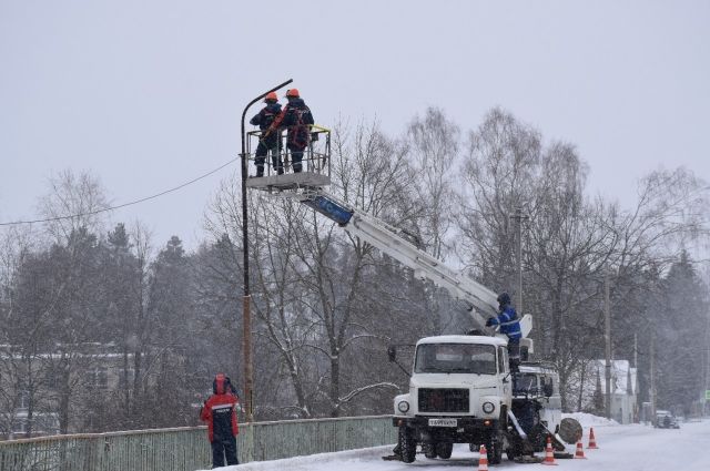 Смоленскэнерго выполнило монтаж и ремонт светильников на мосту в Демидове