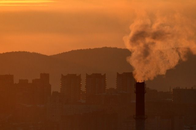 Вид на покрытые смогом жилые кварталы Красноярска во время действия режима неблагоприятных метеорологических условий (НМУ), который в Красноярске традиционно называется режимом «чёрного неба»