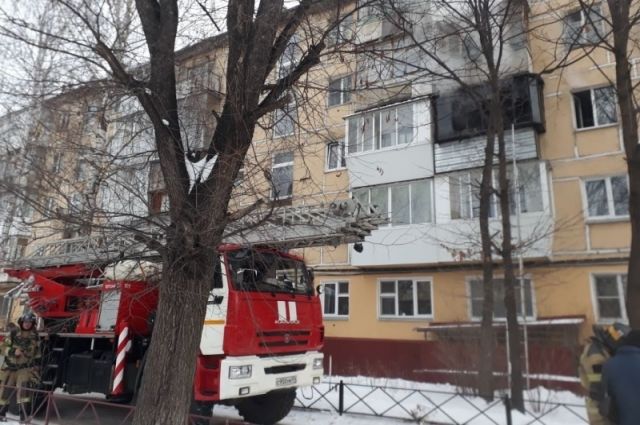 15 человек эвакуировали из-за пожара в многоквартирном доме в Златоусте
