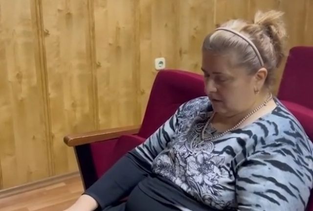 Отвечая на вопросы уполномоченного по правам человека в Чечне Мансура Солтаева, женщина выглядела уставшей и часто закрывала глаза. 