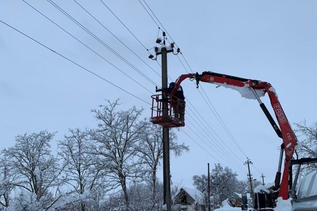 Энергоснабжение 75% жителей Кубани и Адыгеи восстановили после снегопада