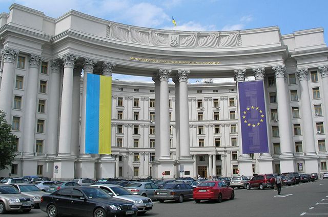 Киев назвал преждевременным решение об эвакуации семей дипломатов с Украины