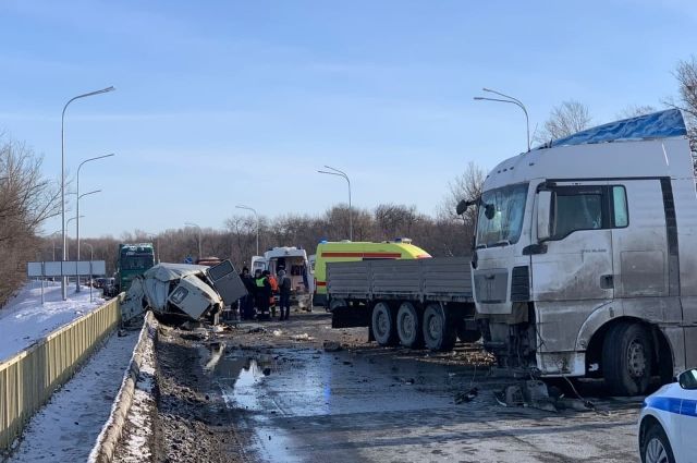 В Оренбурге погиб водитель автомобиля дорожников, в который врезался грузовик «МАН».