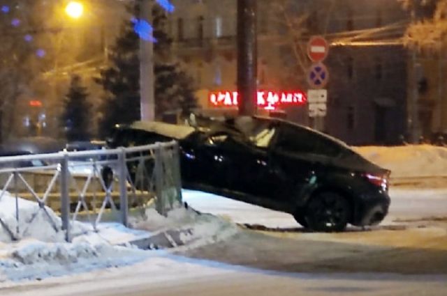 BMW X6 после ДТП повис над подземным переходом в Новосибирске