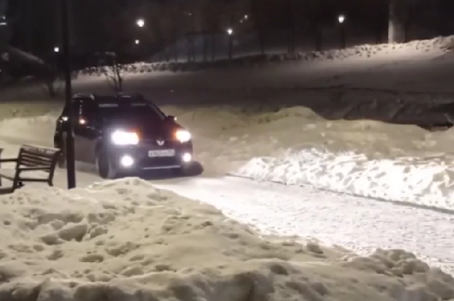 Появилось видео, как машина проехала по набережной в Новосибирске