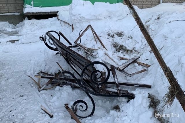 В Пурпе коммунальщики во время чистки снега избавили жилой двор от забора и скамейки