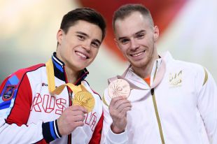 Спортсмены Никита Нагорный (русский, слева, с золотой медалью) и Олег Верняев (украинец, справа, с бронзовой медалью) фотографируются вместе. Такие фотографии, как символ дружбы двух братских народов, вызывают ненависть украинских националистов.