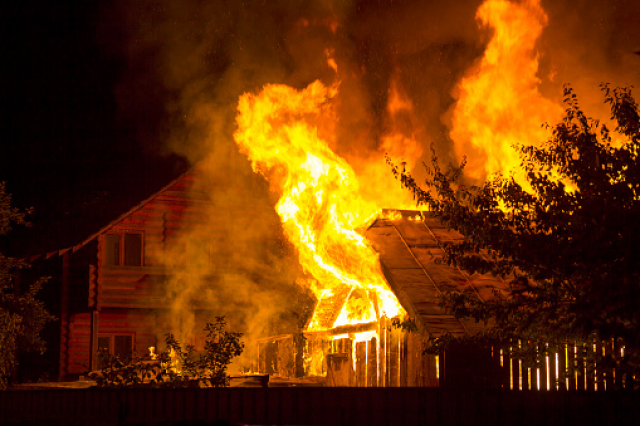 Две пожарные машины тушили возгорание жилого дома в Стародубе
