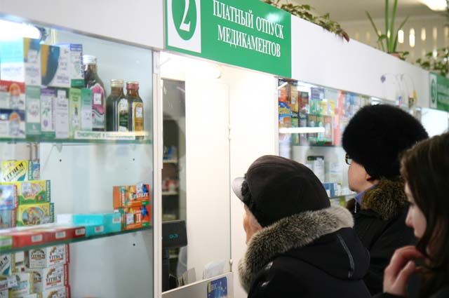В Омской области мужчину ограбили в тамбуре аптеки