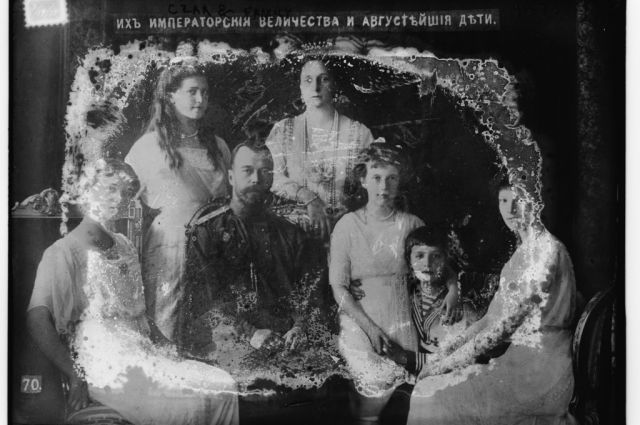 Николай Второй и царская семья в 1917 г. Коллекция Джорджа Грэнтэма Бэйна (Библиотека Конгресса США).