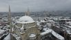 Вид на мечеть Нуруосмание во время снегопада в Стамбуле