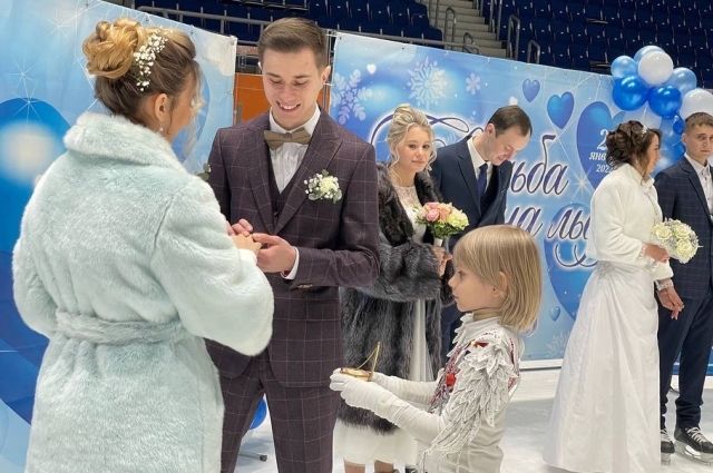 Влюбленные пары заключили брак на льду ангарского Дворца спорта «Ермак»