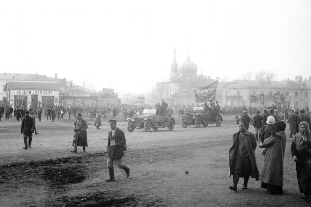 Празднование 1 мая 1918 г. Автомобильная рота на демонстрации.