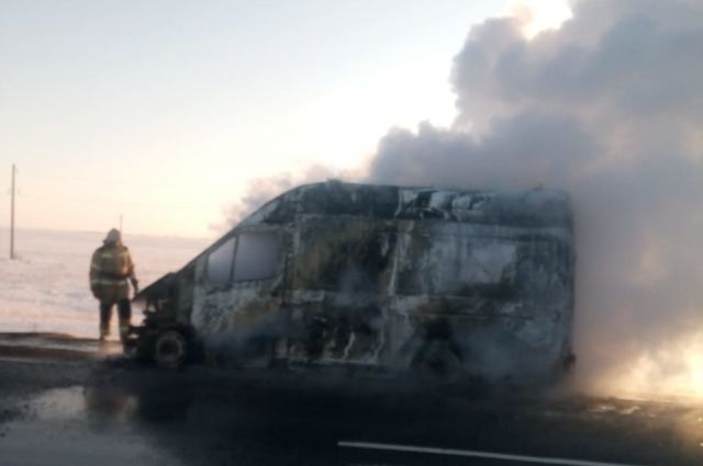 На трассе Орск—Домбаровка загорелась машина скорой помощи