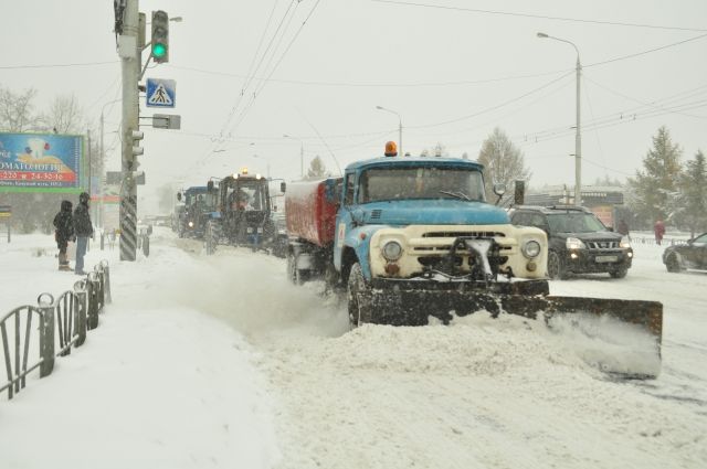 Омские дорожники вывозят по 15 самосвалов снега каждый день