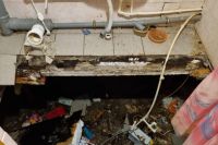 Прокуратура Княжпогостского района проверит соблюдение жилищного и градостроительного законодательства в доме с обрушившимся в ванной комнате полом.